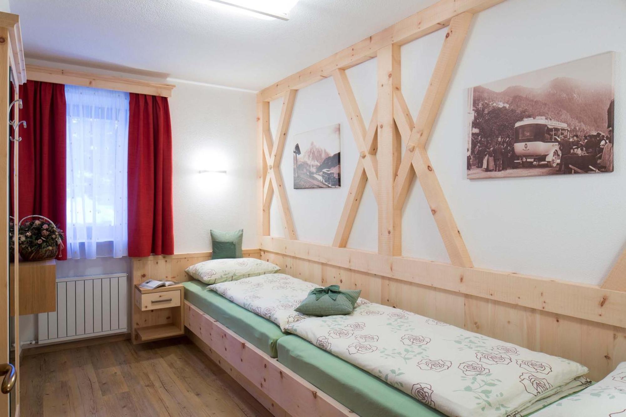 Alpin Apartments Colfosco Szoba fotó