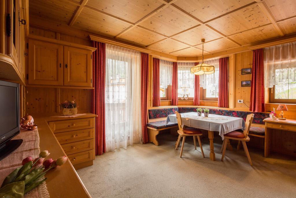 Alpin Apartments Colfosco Szoba fotó