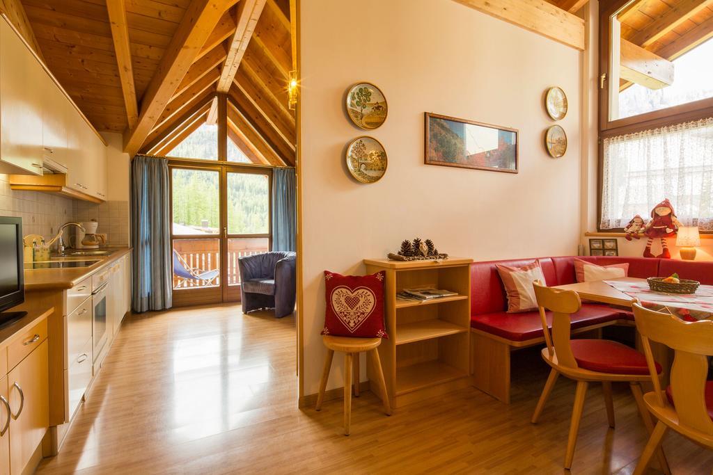 Alpin Apartments Colfosco Szoba fotó