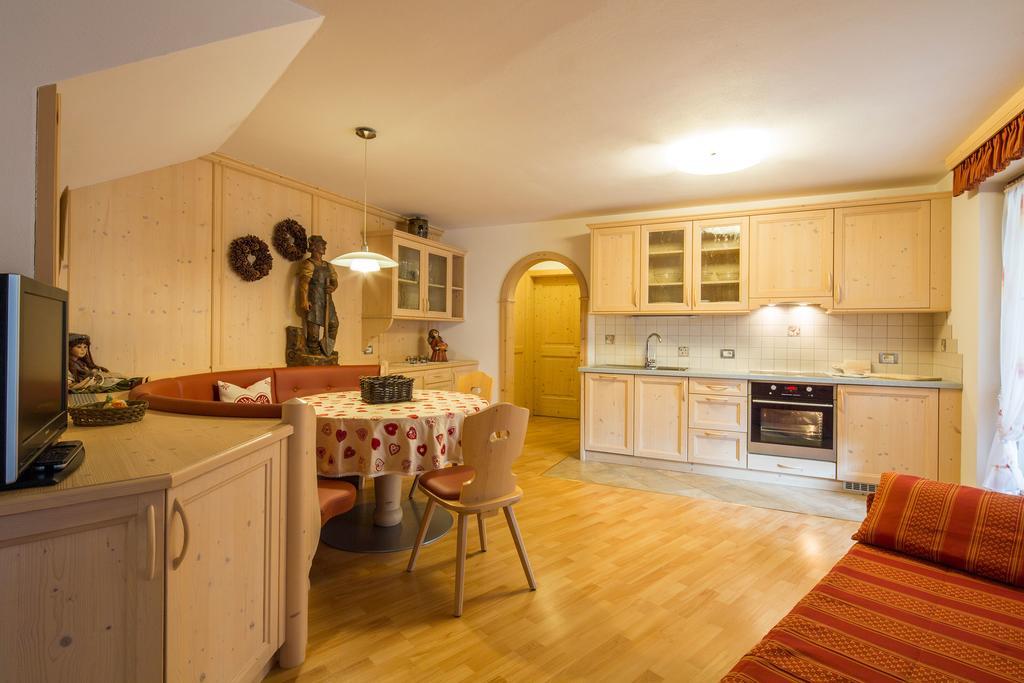 Alpin Apartments Colfosco Szoba fotó